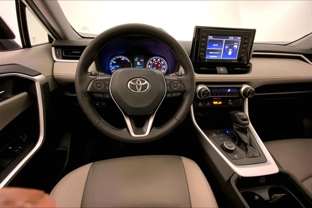 Used 2020 Toyota RAV4 XLE w/ Convenience Package image 4
