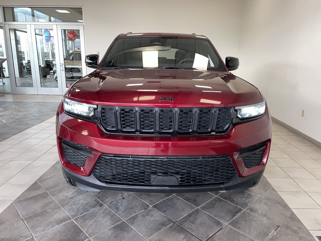 Used 2024 Jeep Grand Cherokee Altitude image 3