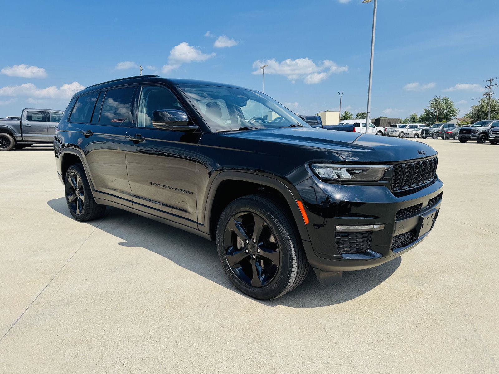 Used 2023 Jeep Grand Cherokee L Limited w/ Black Appearance Package AWD/4WD image 2