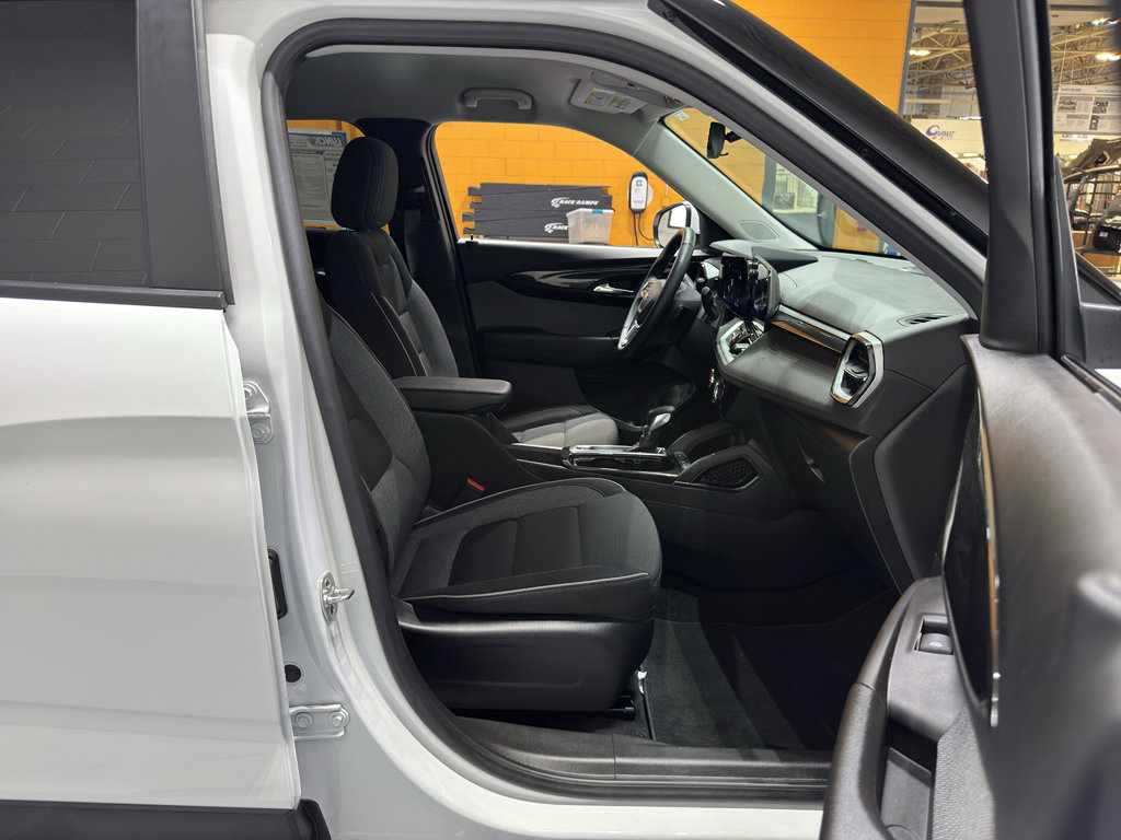 Used 2024 Chevrolet TrailBlazer LT w/ LT Cold Weather Package image 17