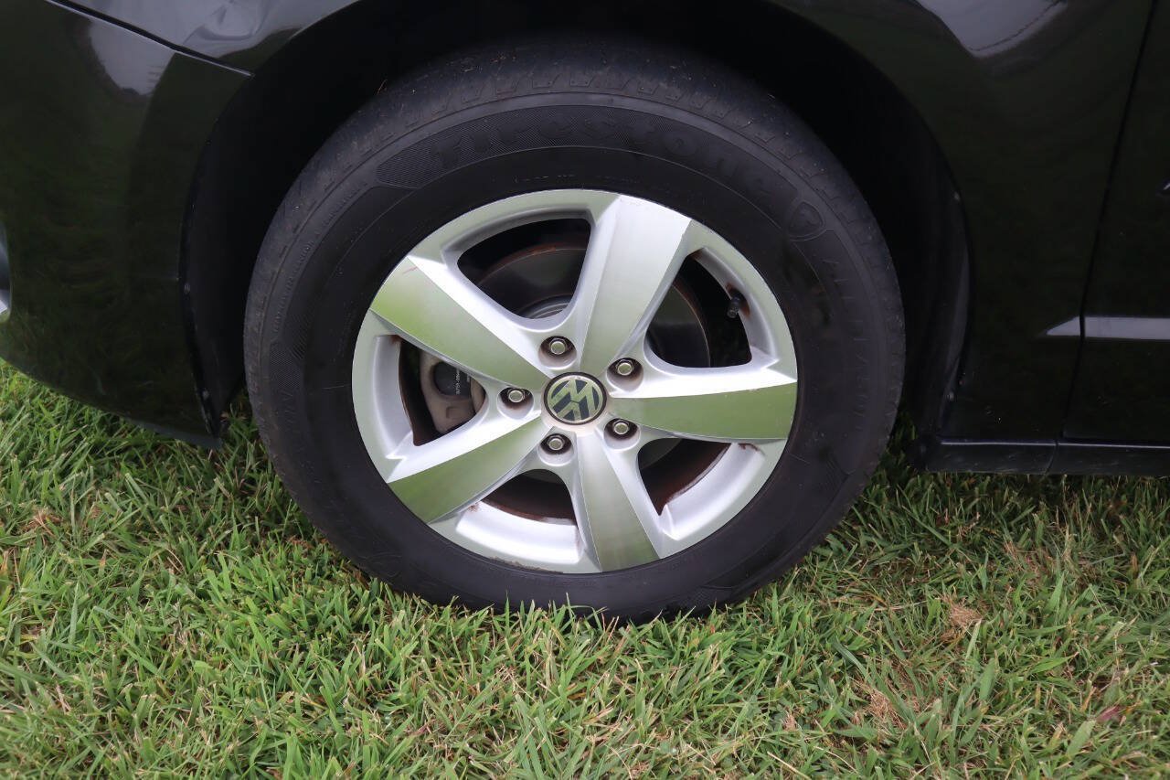 Used 2010 Volkswagen Routan SE FWD image 35