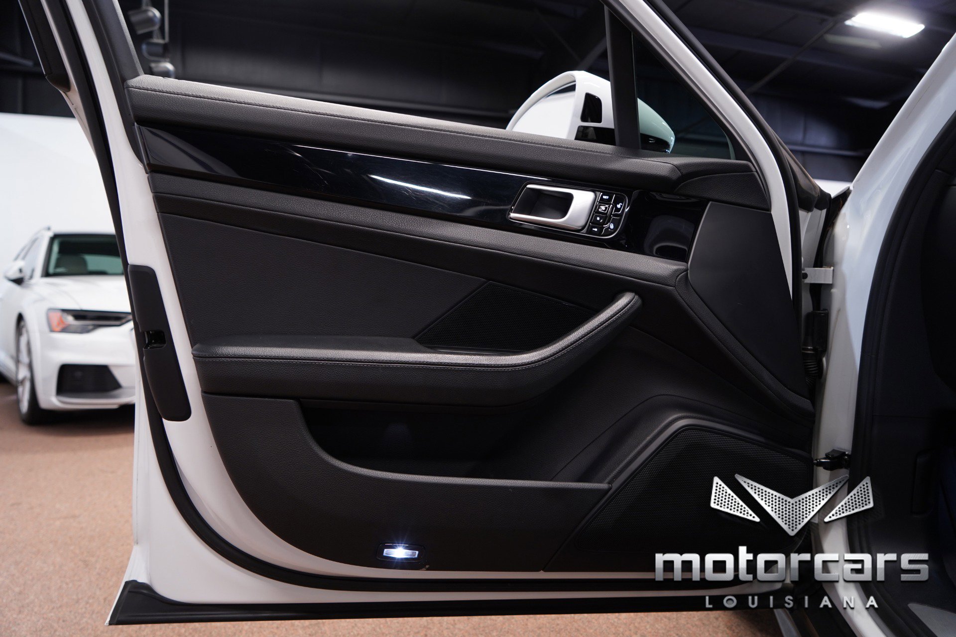 Used 2018 Porsche Panamera image 38