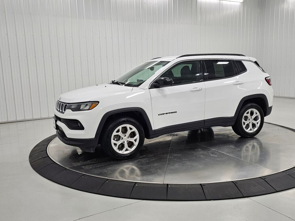 Used 2024 Jeep Compass Latitude AWD/4WD image 1