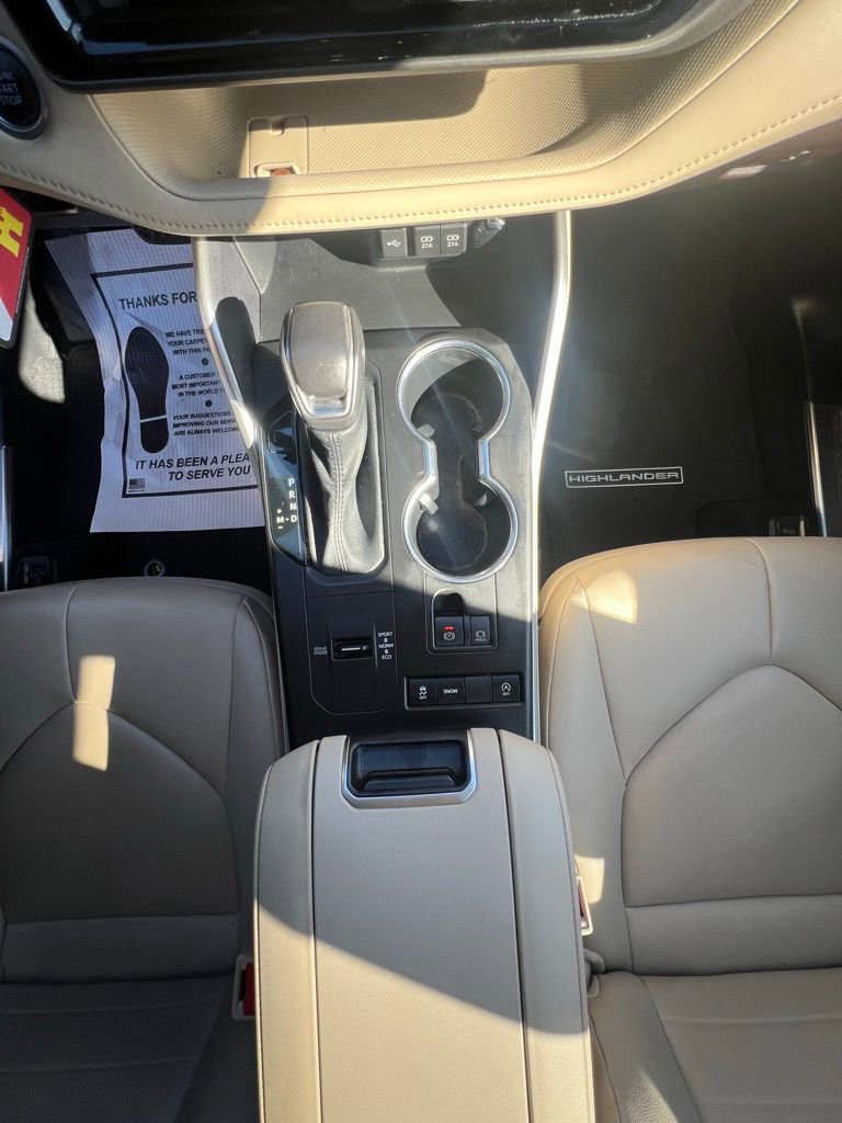 Used 2020 Toyota Highlander XLE image 13