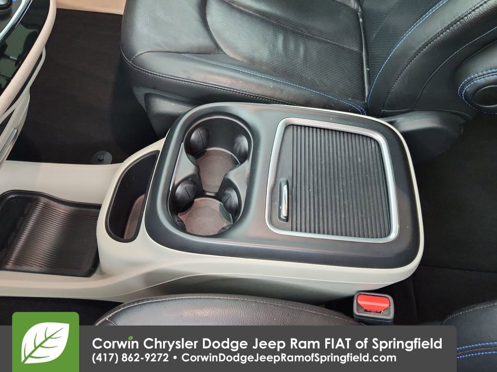 Used 2021 Chrysler Pacifica Touring-L w/ Uconnect Theater Family Group FWD image 27