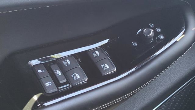 Used 2023 Jeep Grand Cherokee Overland w/ Luxury Tech Group IV AWD/4WD image 20