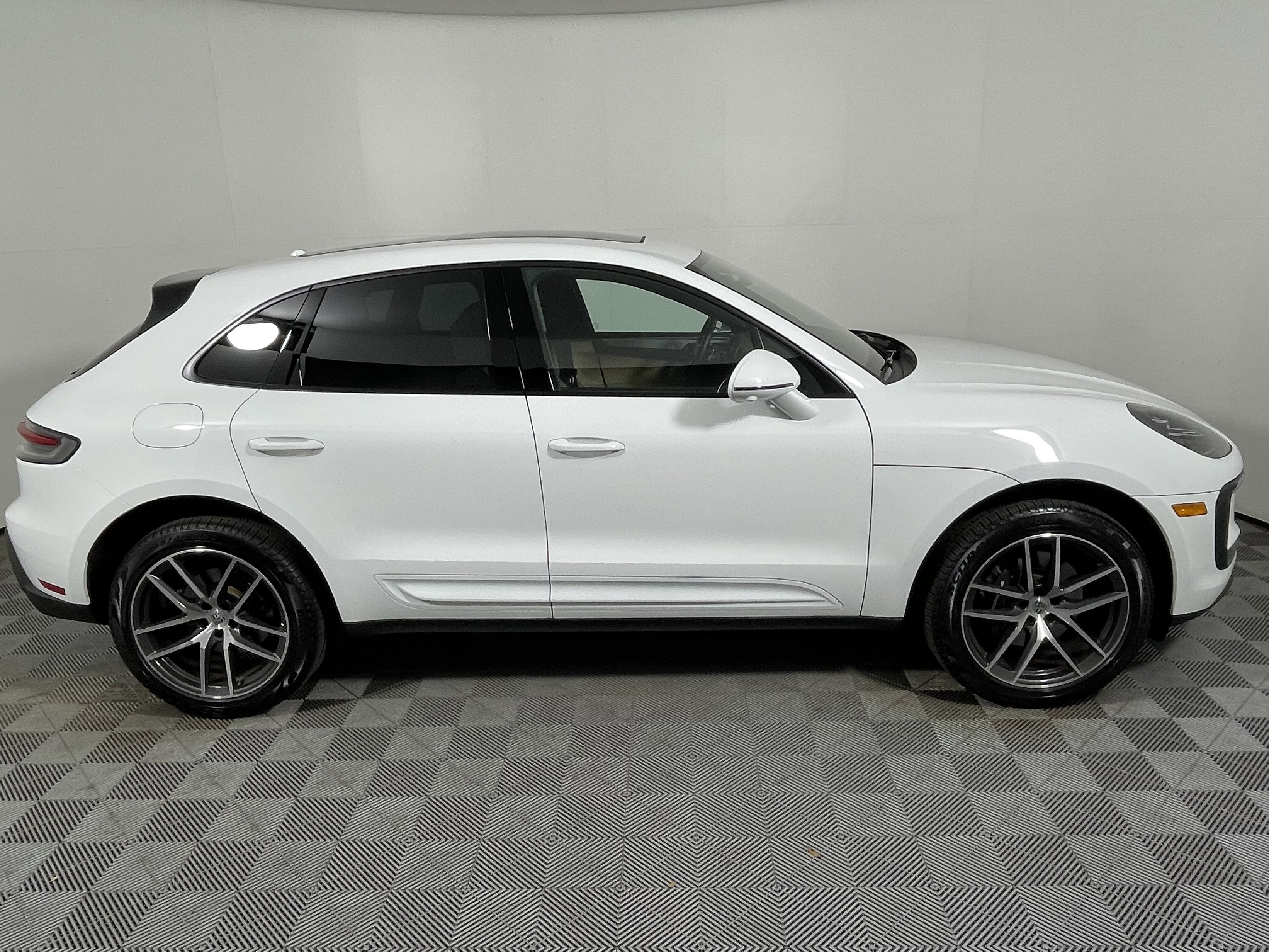 Certified 2026 Porsche Macan image 8