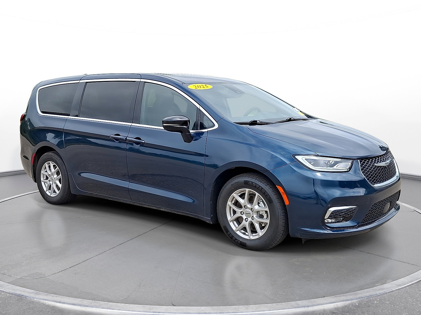 Used 2025 Chrysler Pacifica Select