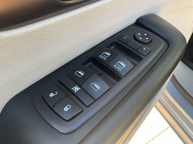 Used 2018 Chrysler Pacifica Touring Plus w/ Tire & Wheel Group image 5