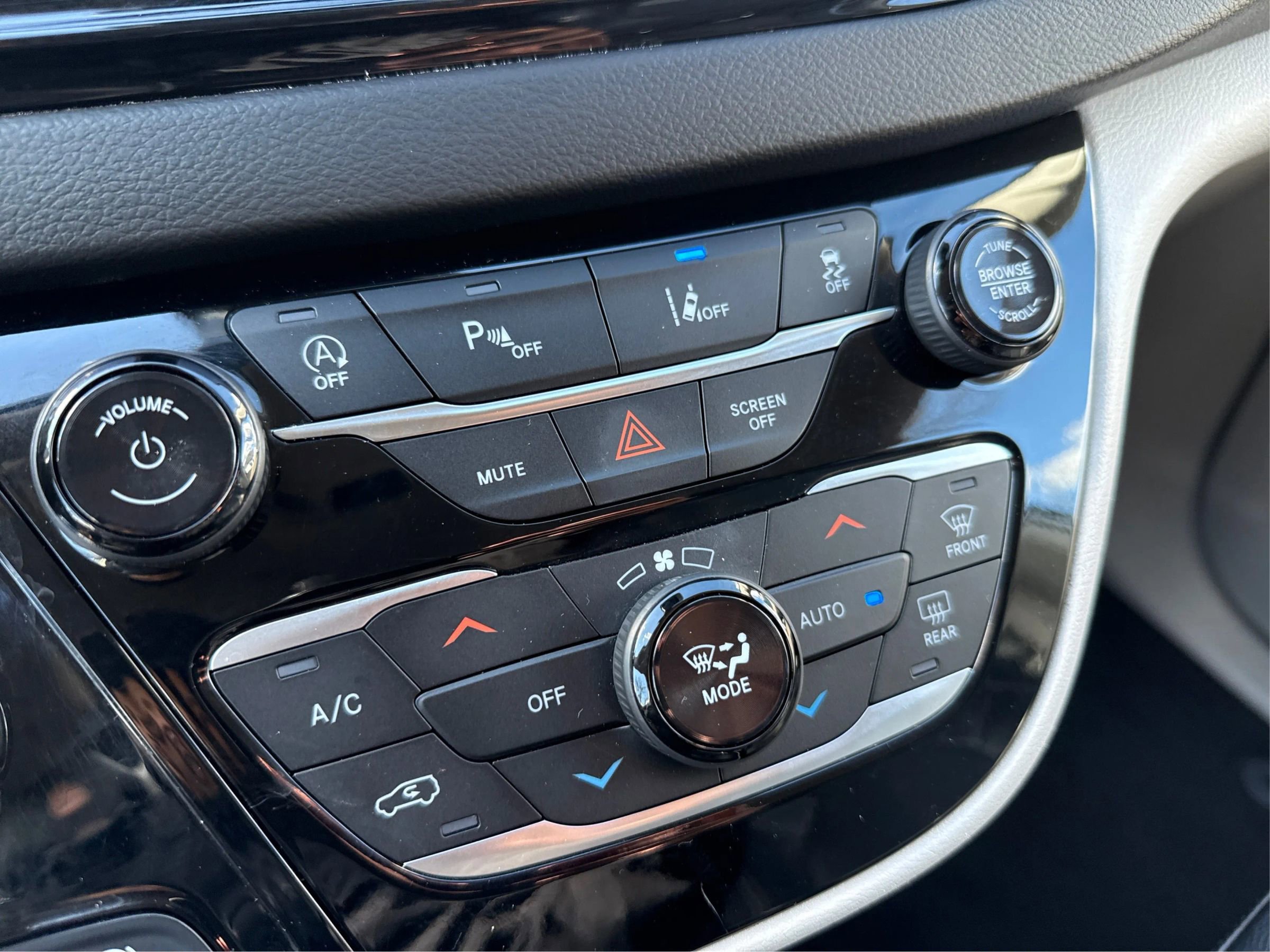 Used 2022 Chrysler Pacifica Touring-L image 32