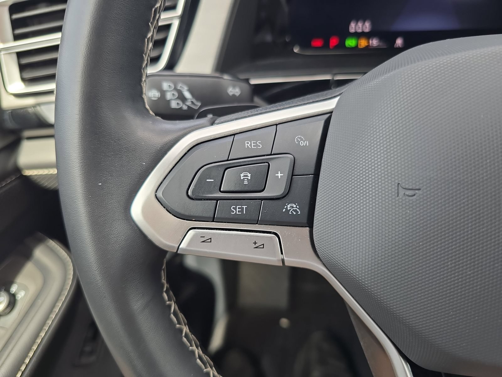 Used 2024 Volkswagen Atlas Cross Sport SE w/ Panoramic Sunroof Package FWD image 23