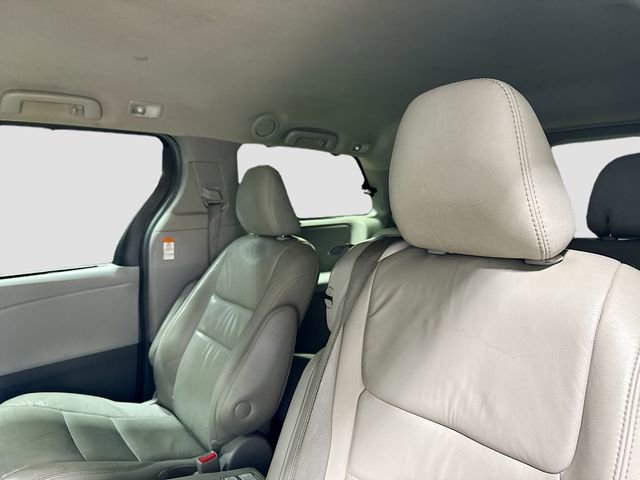 Used 2018 Toyota Sienna XLE image 25
