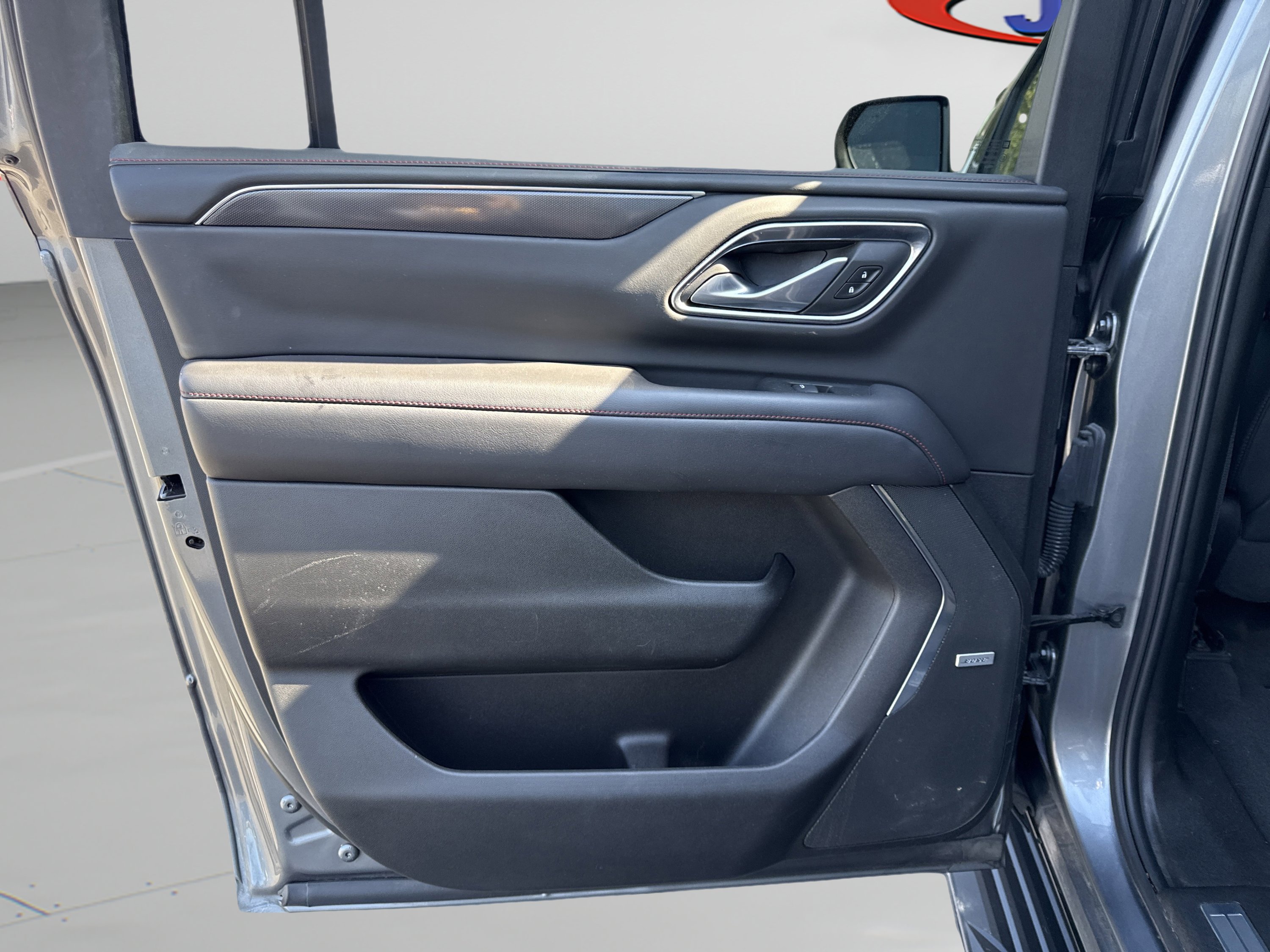 Used 2022 Chevrolet Suburban RST w/ Luxury Package image 8