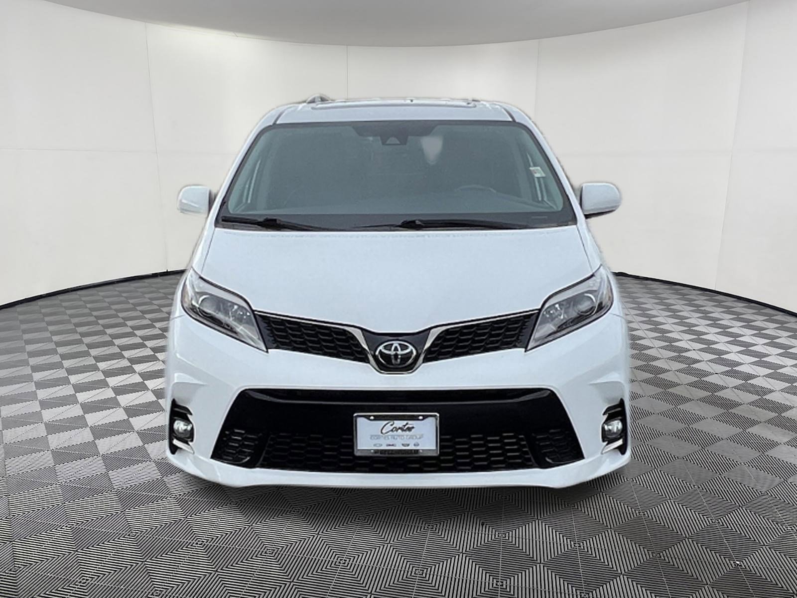 Used 2019 Toyota Sienna SE image 2