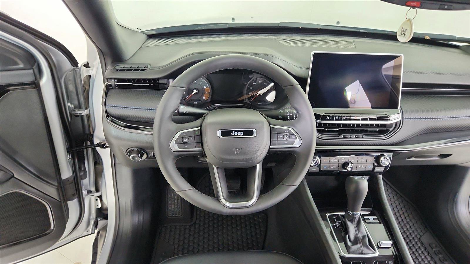 Used 2025 Jeep Compass Latitude w/ Convenience Group image 18