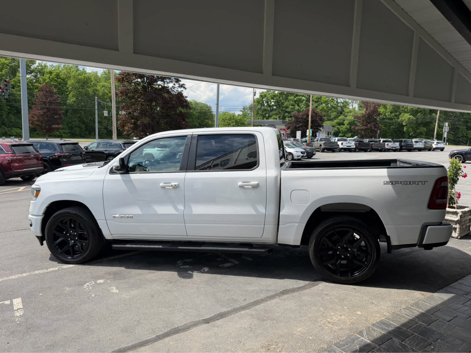 Used 2023 RAM 1500 Laramie AWD/4WD image 4