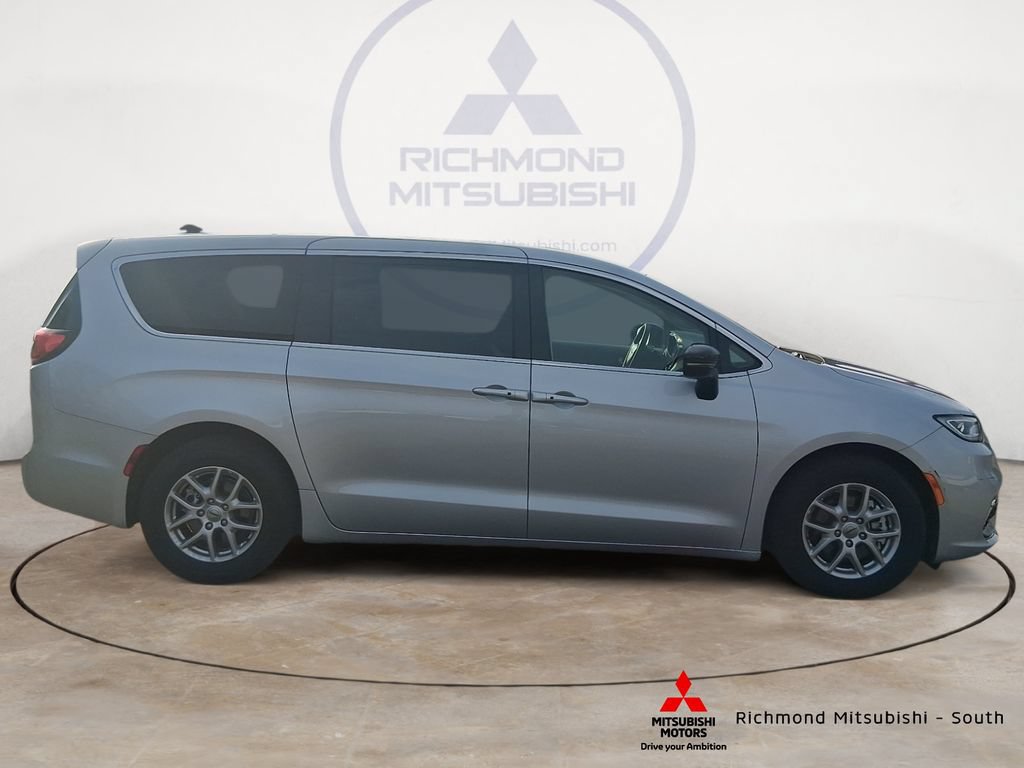 Used 2024 Chrysler Pacifica Touring-L FWD image 2