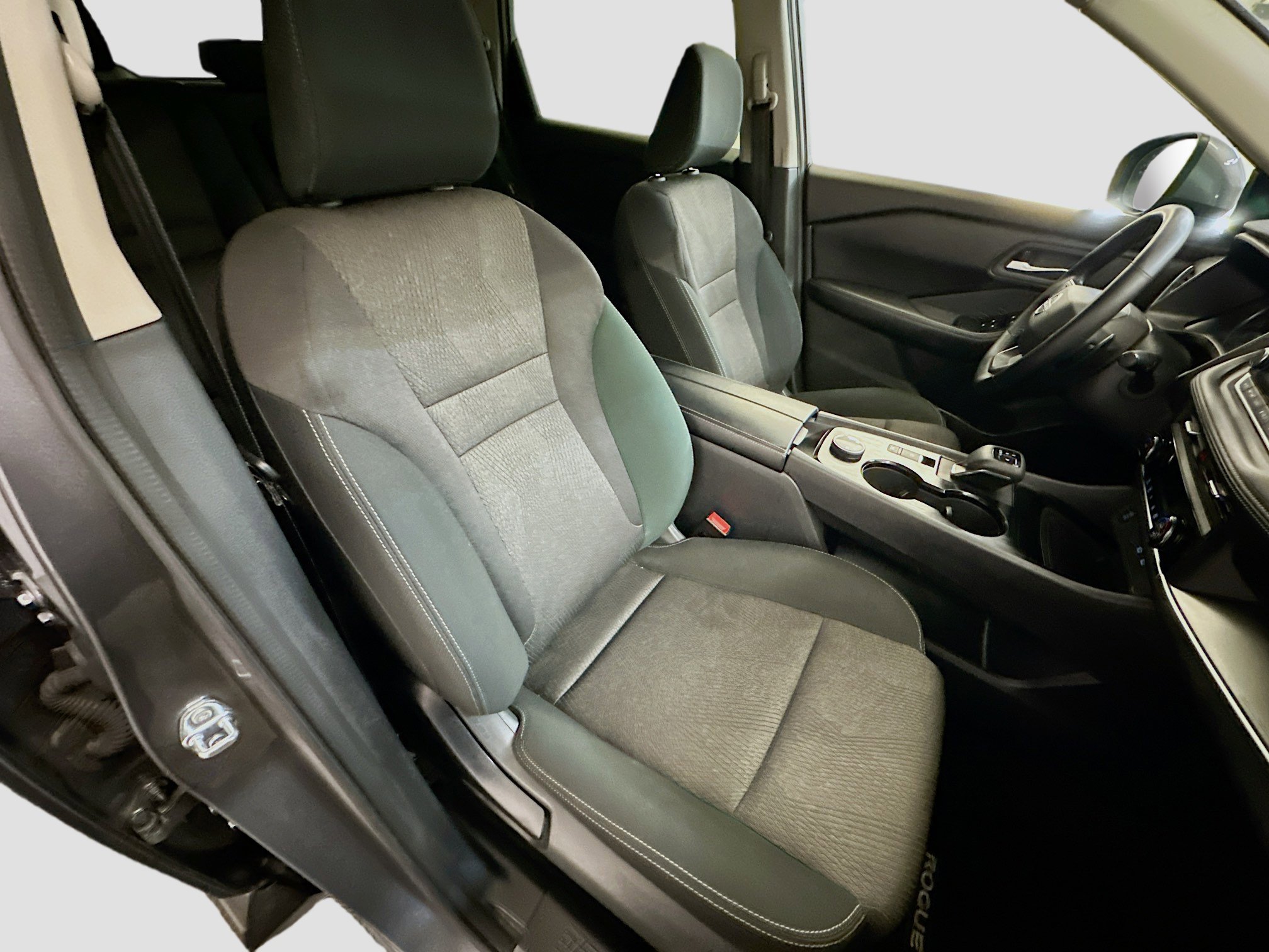 Used 2025 Nissan Rogue SV image 32