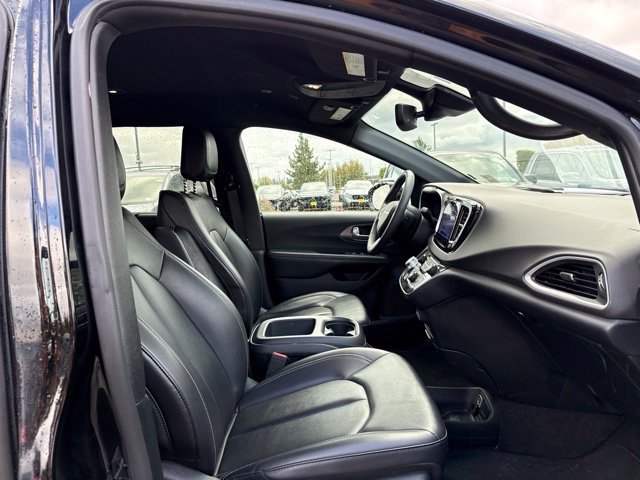 Used 2025 Chrysler Pacifica Select FWD image 9