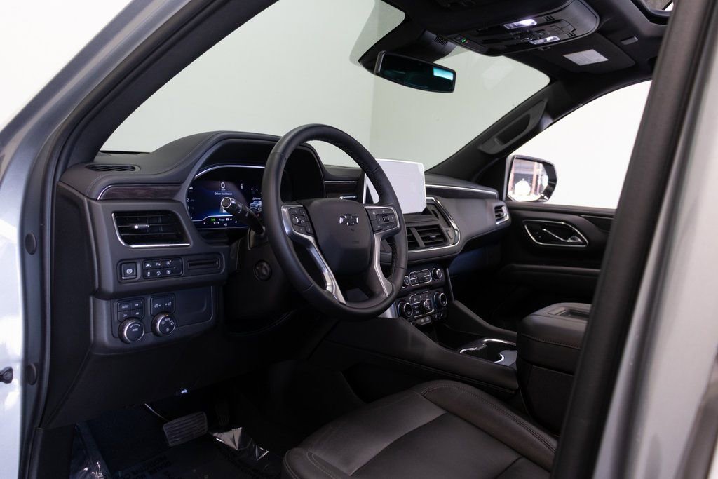 Used 2024 Chevrolet Suburban Z71 w/ Luxury Package image 19