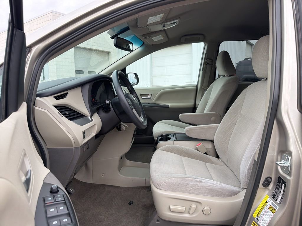 Used 2015 Toyota Sienna LE image 19