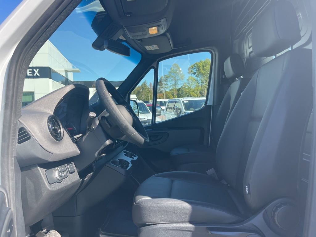 Used 2025 Mercedes-Benz Sprinter 2500 image 9