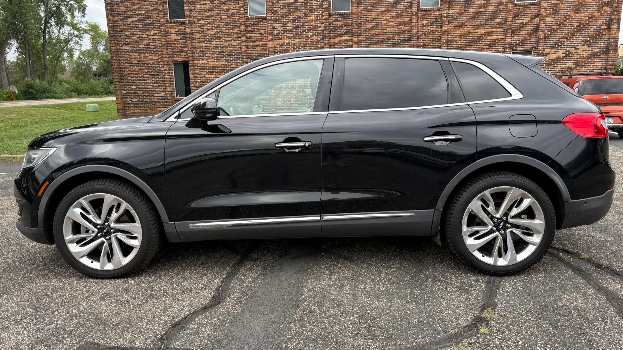 Used 2017 Lincoln MKX Reserve AWD/4WD image 5