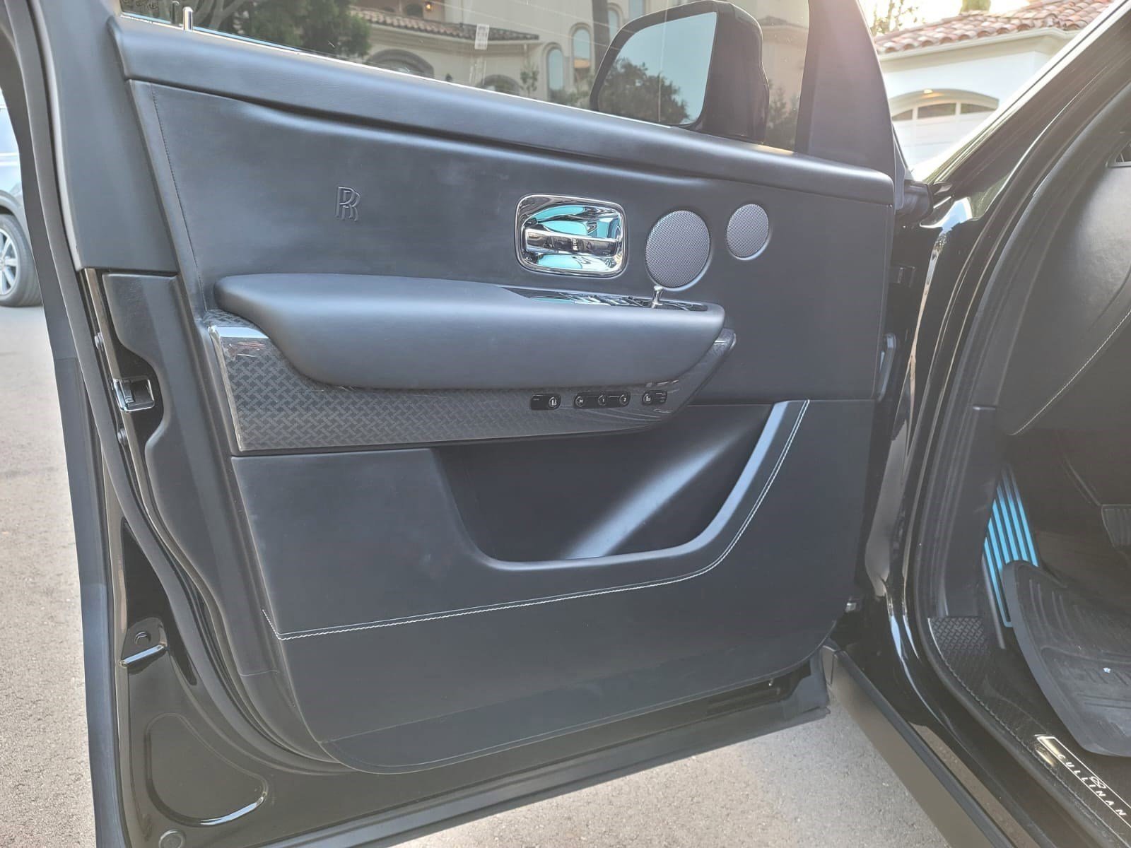 Used 2021 Rolls-Royce Cullinan Black Badge image 17