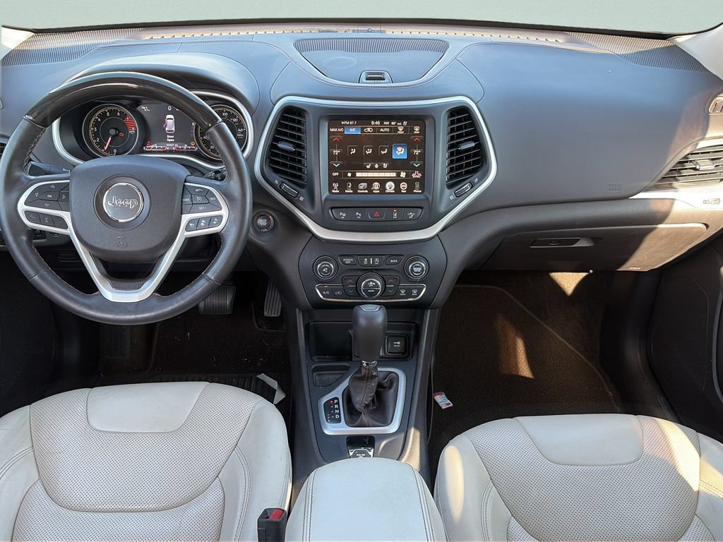 Used 2017 Jeep Cherokee Overland w/ Technology Group FWD image 11