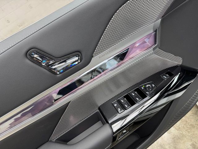 Used 2025 BMW i7 eDrive50 w/ Premium Package image 11
