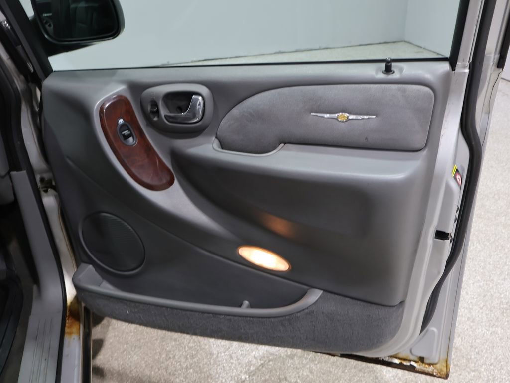 Used 2004 Chrysler Town & Country Limited image 22