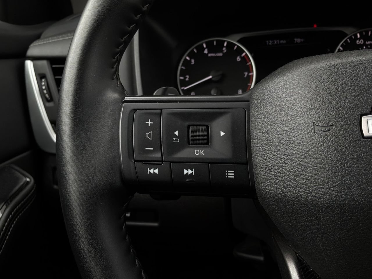 Used 2025 Nissan Rogue SV FWD image 33