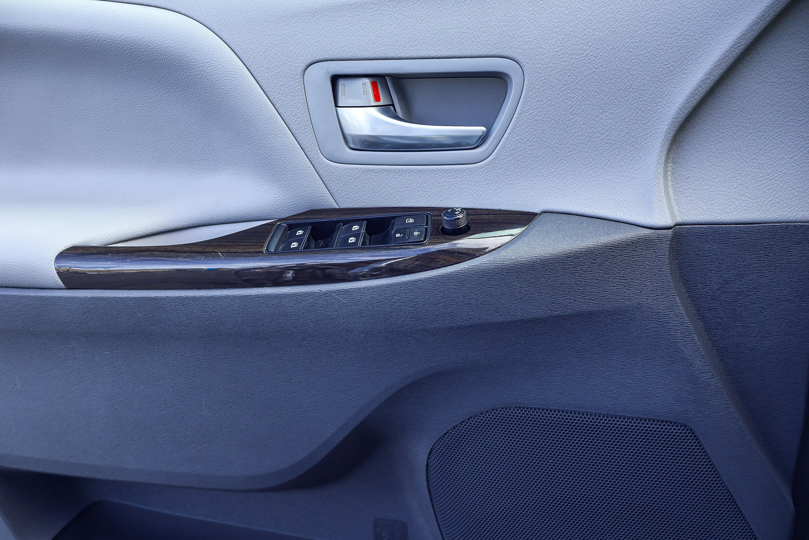 Used 2015 Toyota Sienna XLE Premium FWD image 12