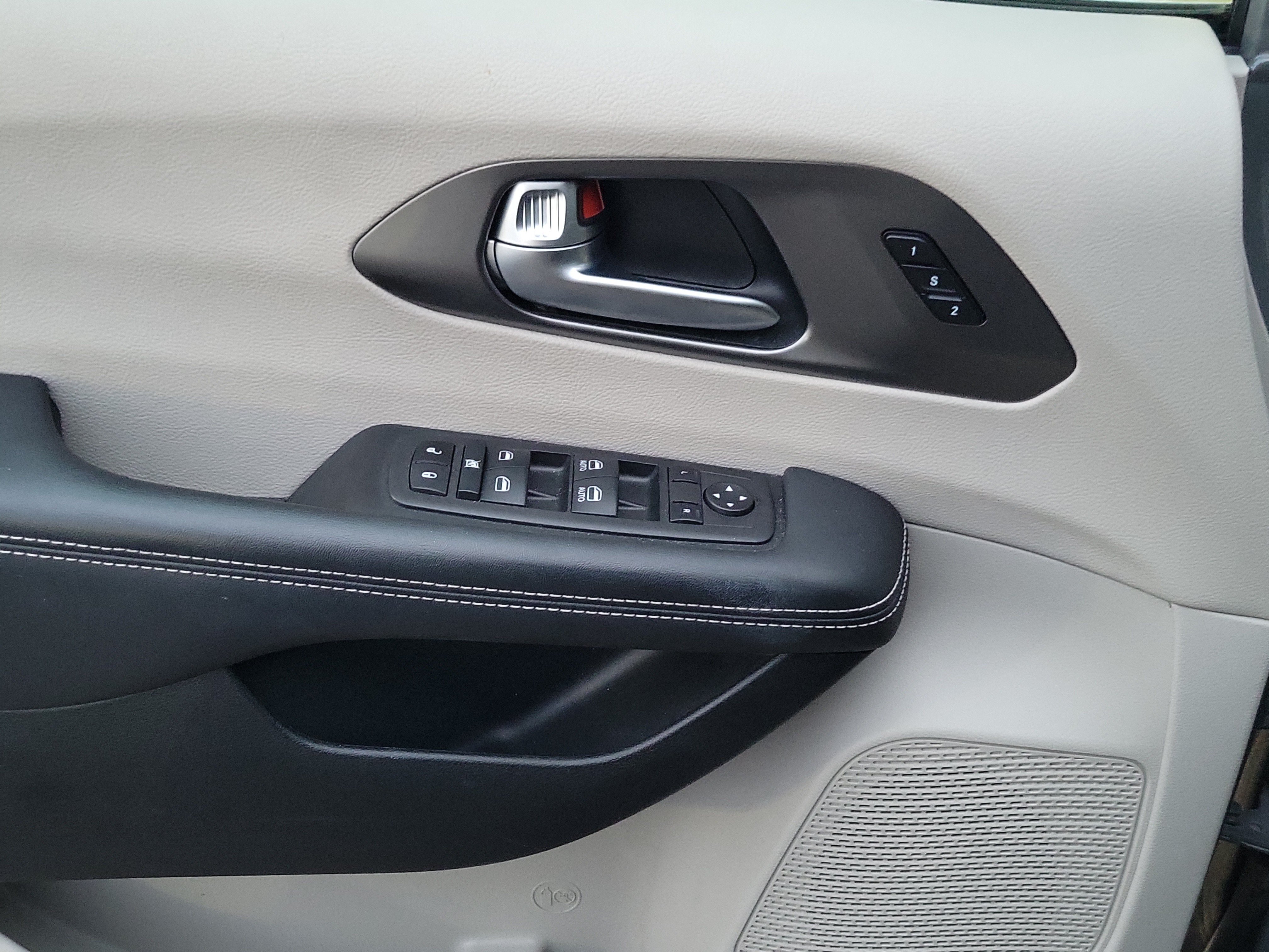 Used 2023 Chrysler Pacifica Touring-L FWD image 17