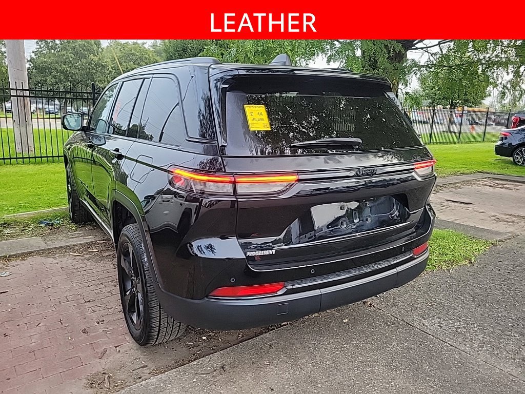 Used 2023 Jeep Grand Cherokee Altitude AWD/4WD image 4