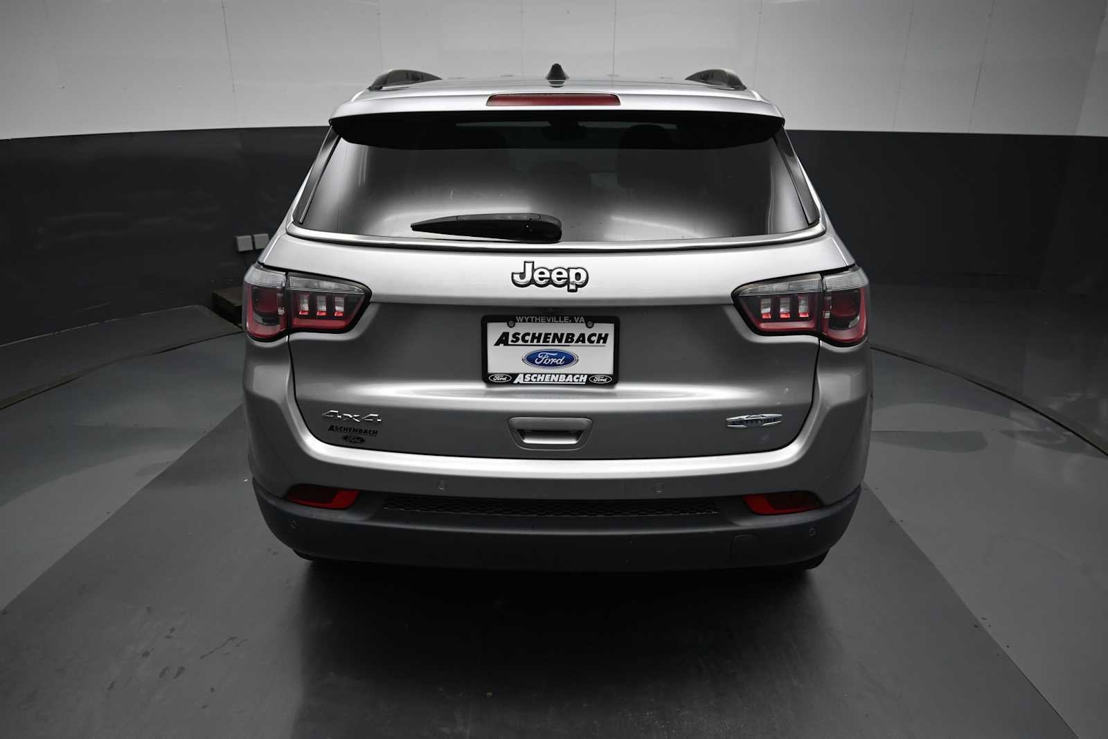 Used 2018 Jeep Compass Latitude w/ Popular Equipment Group AWD/4WD image 14