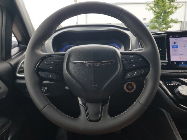 Certified 2025 Chrysler Pacifica Limited FWD image 25