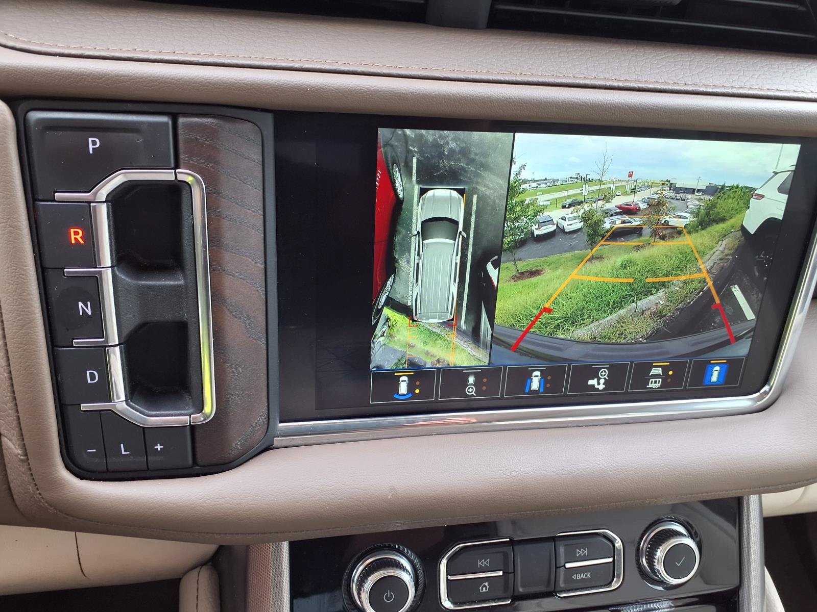 Used 2022 GMC Yukon XL Denali AWD/4WD image 5