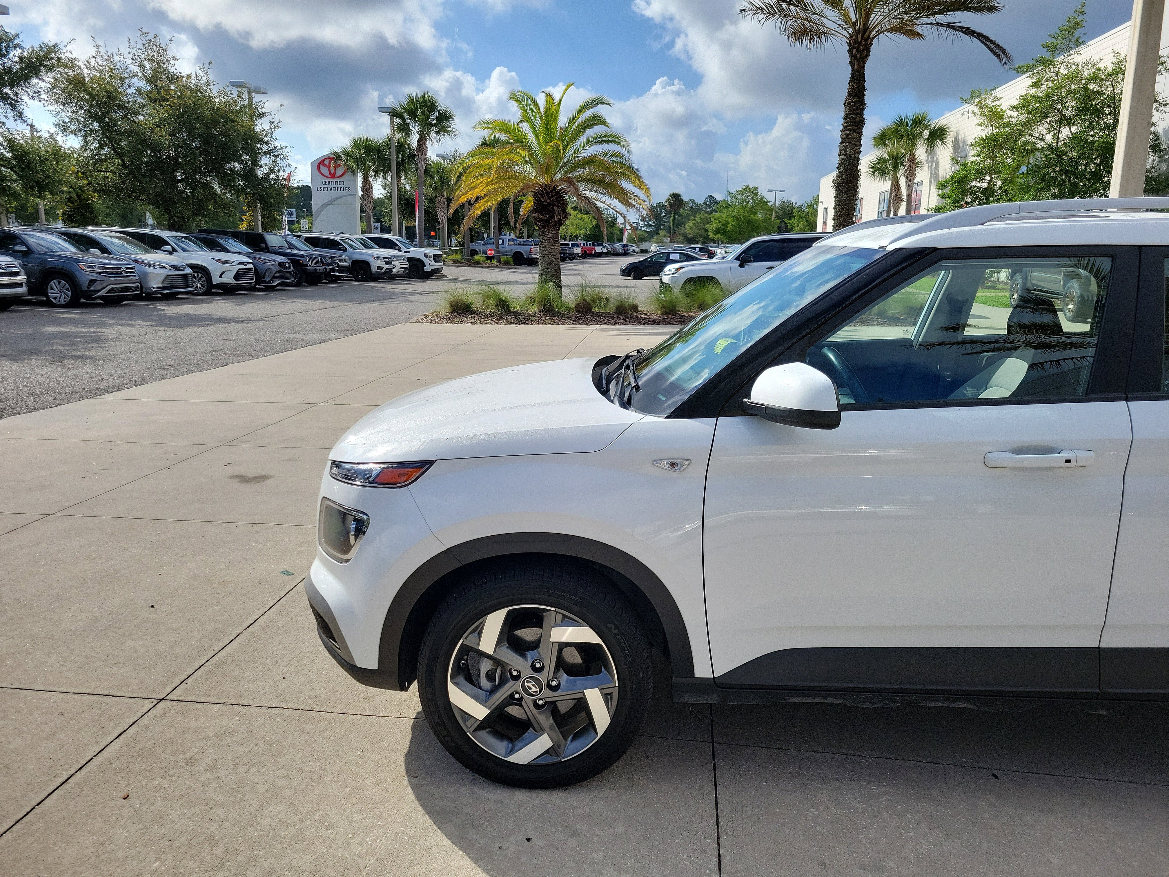 Used 2024 Hyundai Venue SEL FWD image 2