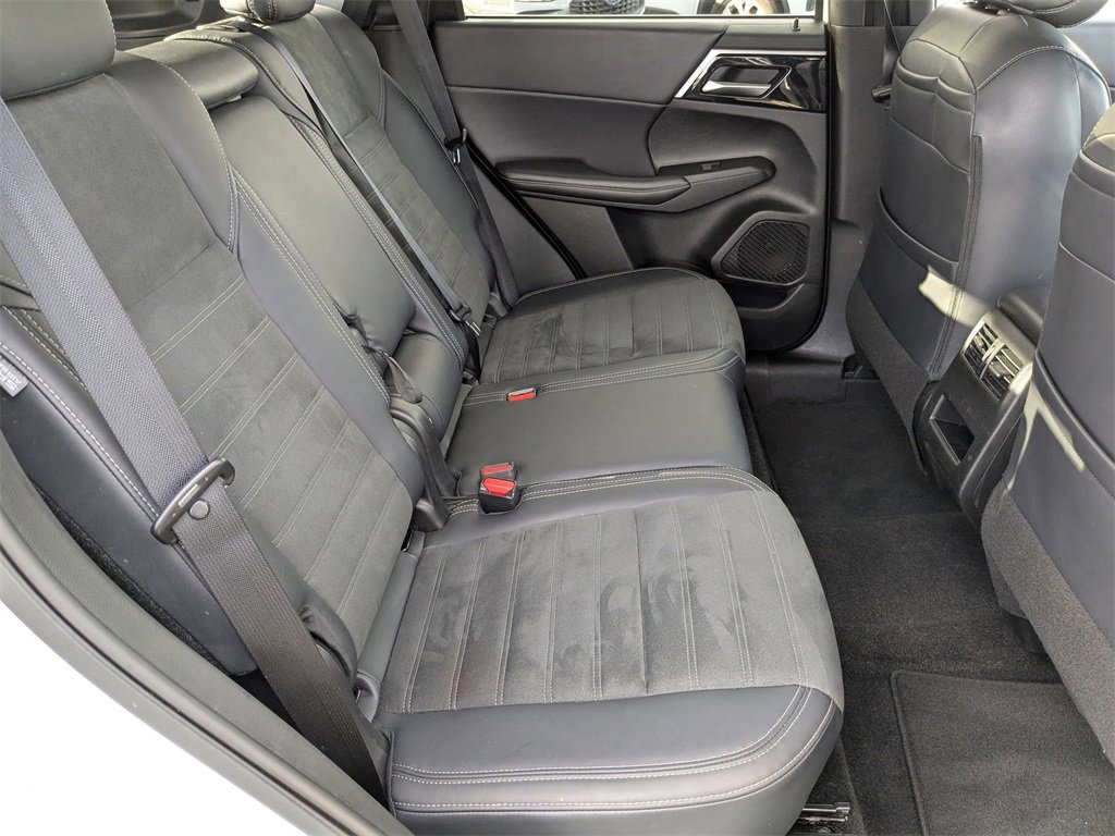 Used 2024 Mitsubishi Outlander SE image 37