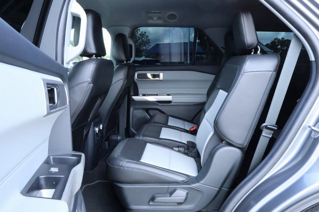 Used 2022 Ford Explorer XLT w/ Equipment Group 202A image 9