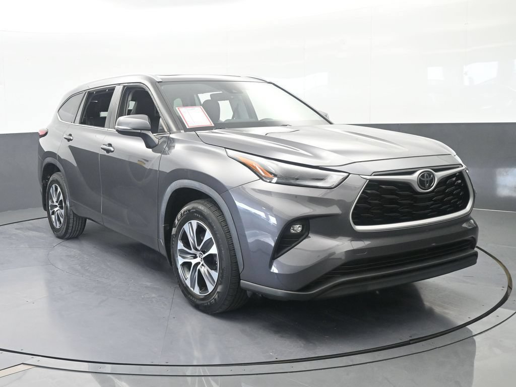 Used 2022 Toyota Highlander XLE AWD/4WD image 9