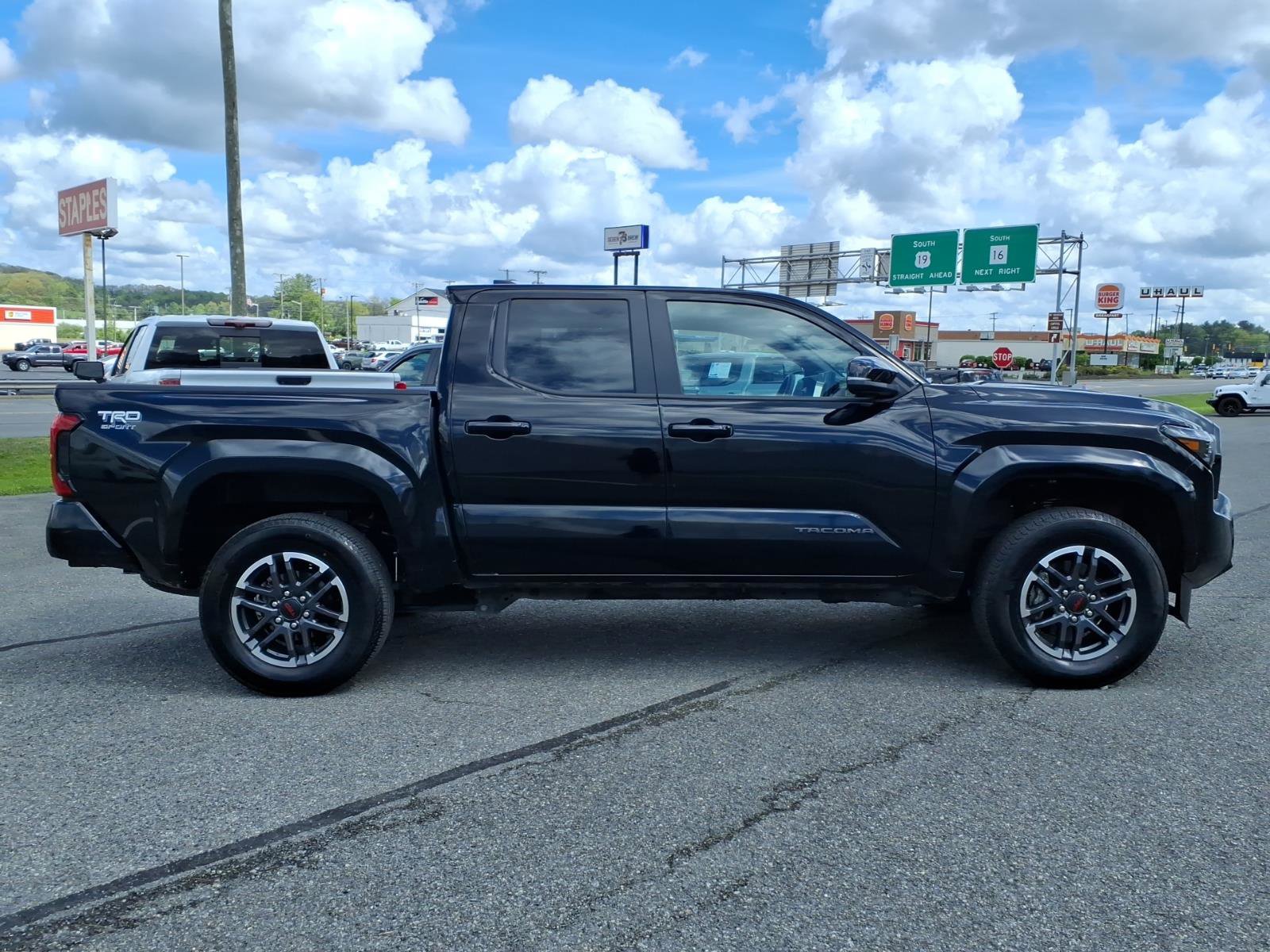 Used 2024 Toyota Tacoma TRD Sport w/ TRD Sport Upgrade Package AWD/4WD image 8
