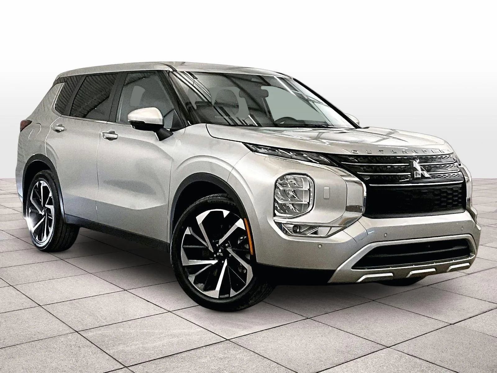 Used 2022 Mitsubishi Outlander SE image 2