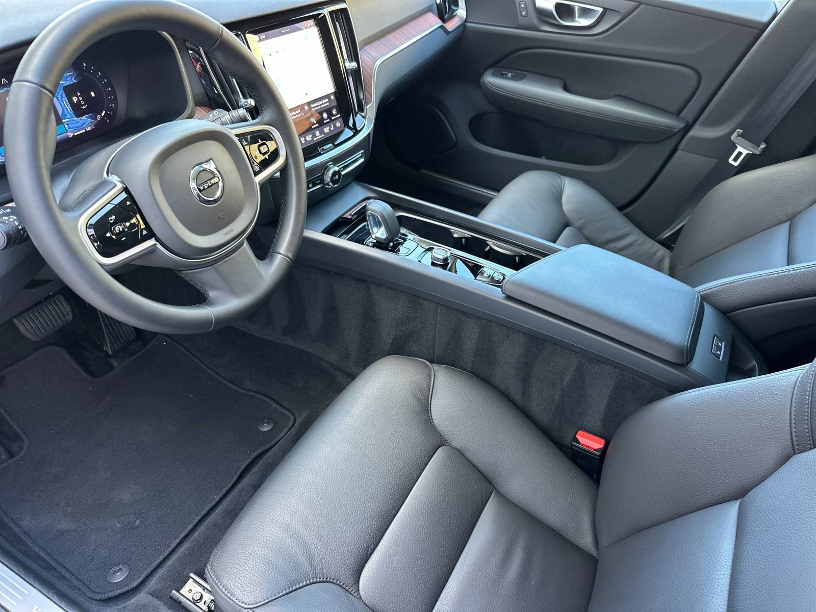 Used 2025 Volvo V60 B5 Cross Country Plus image 9