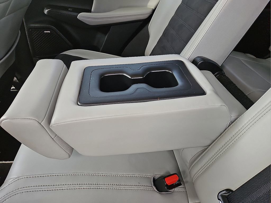 Used 2025 Mitsubishi Outlander AWD image 13