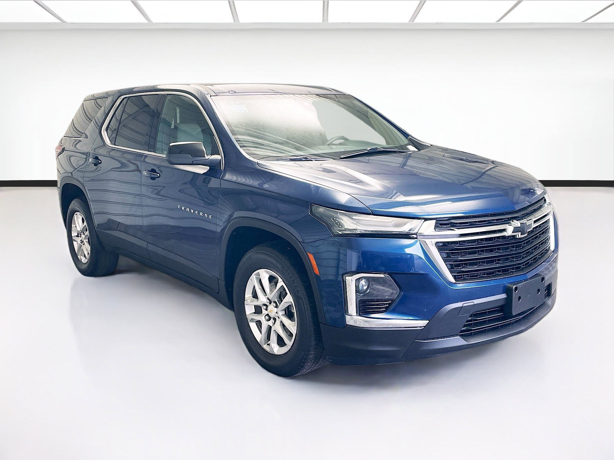 Used 2022 Chevrolet Traverse LS image 3