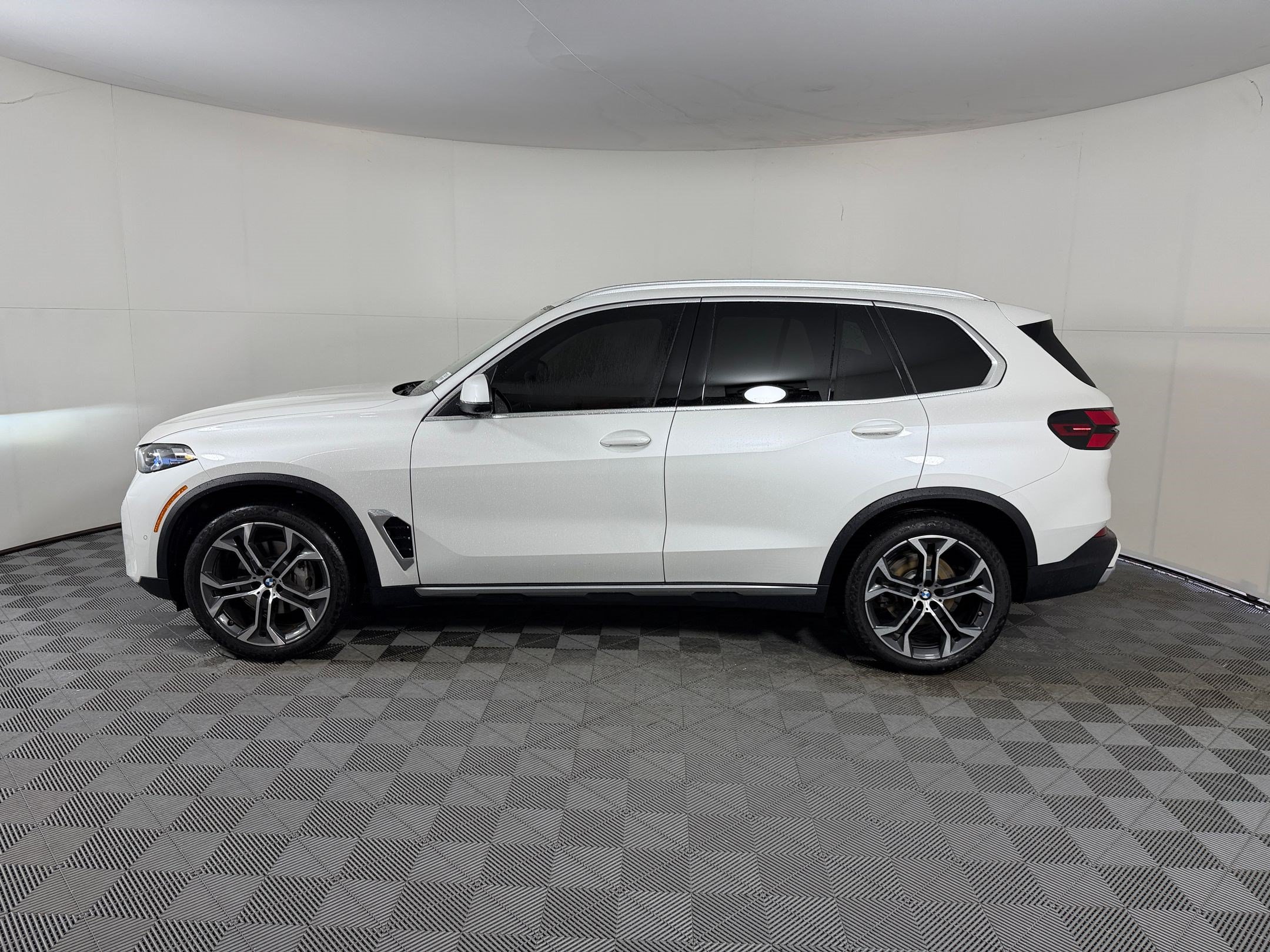 Certified 2026 BMW X5 sDrive40i w/ Climate Comfort Package RWD image 2