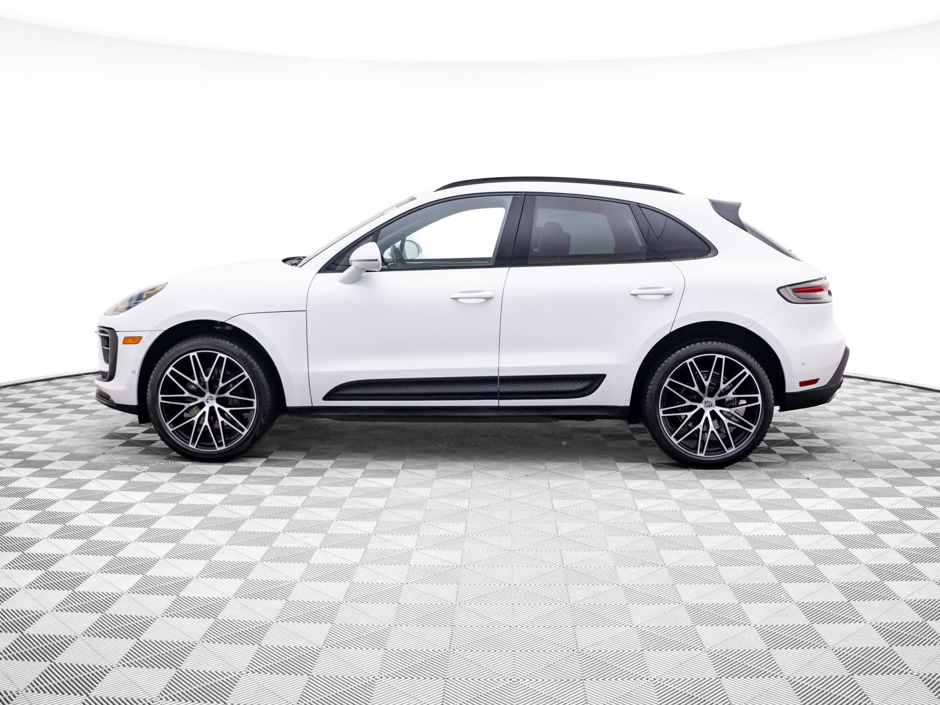 Certified 2024 Porsche Macan w/ Premium Plus Package AWD/4WD image 2