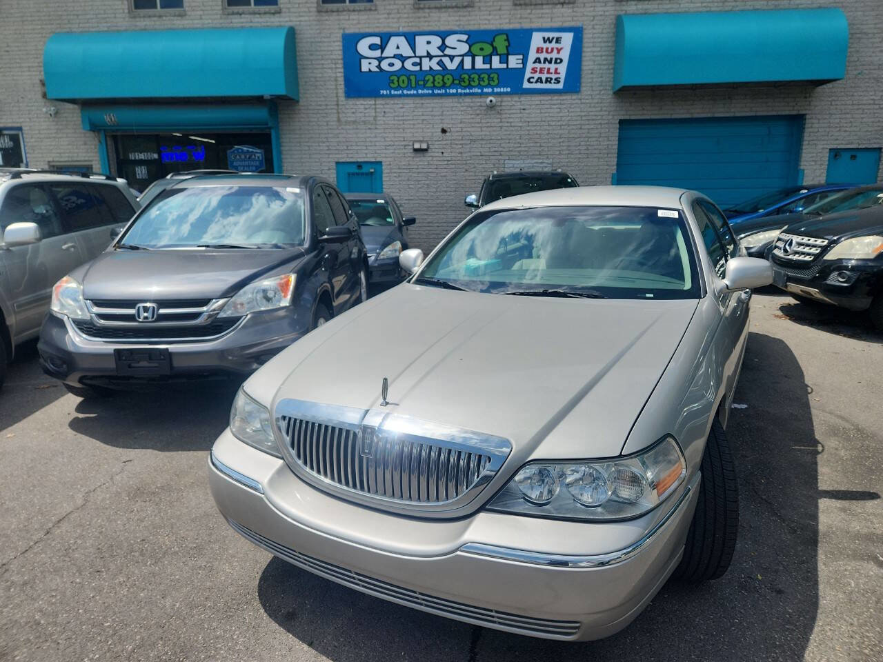 Used 2007 Lincoln Town Car Signature image 3